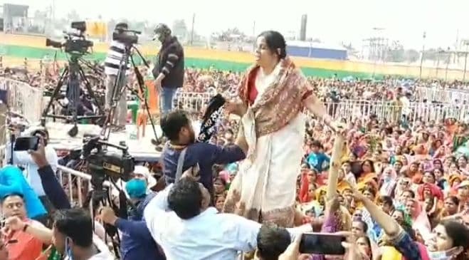बंगाल में अमित शाह को दिखाये काले झंडे, भीड़ से निकलकर बैरीकेड पर चढ़ गयी एक महिला