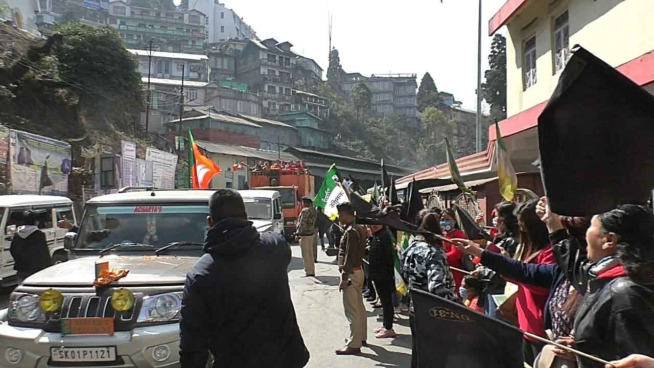 बंगाल चुनाव 2021: दार्जीलिंग में फिर काले झंडे से हुआ दिलीप घोष का स्वागत, भाजपा अध्यक्ष ने कही ये बात