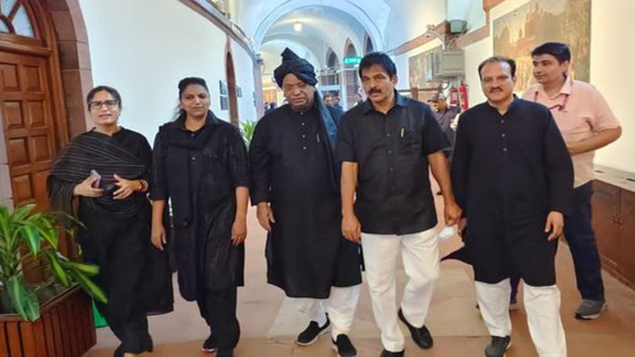 महंगाई और बेरोजगारी पर कांग्रेस ने मनाया 'ब्लैक फ्राईडे', सड़क से संसद तक नेताओं ने बोला हल्ला