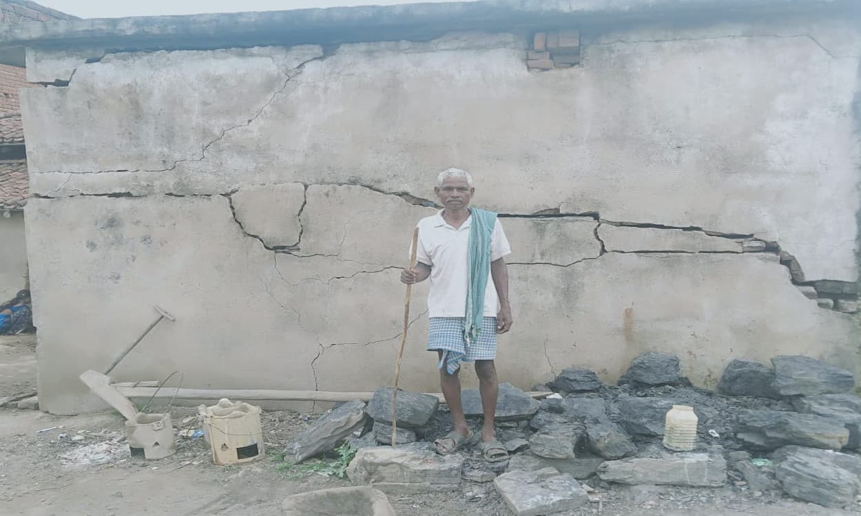 उरुब गांव में हैवी ब्लास्टिंग से कई ग्रामीणों के घर क्षतिग्रस्त, एक वृद्धा हुई घायल