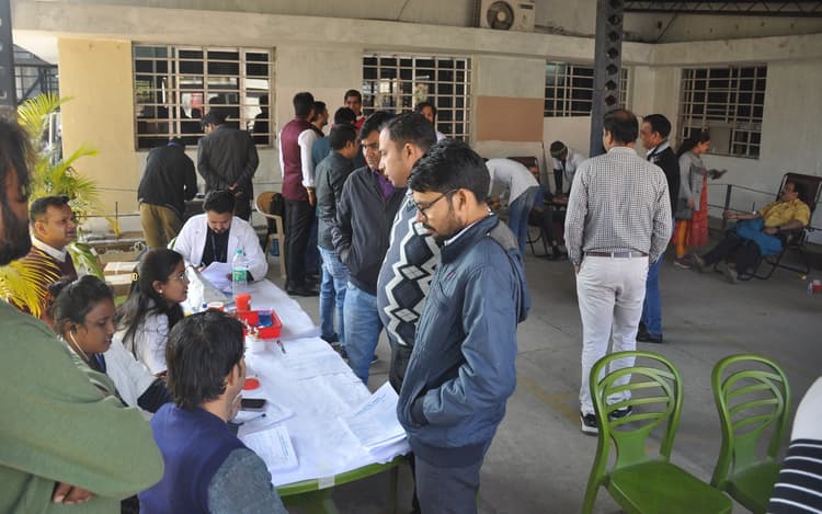 प्रभात खबर की पहल : रांची समेत 12 जिलों में 299 लोगों ने किया रक्तदान