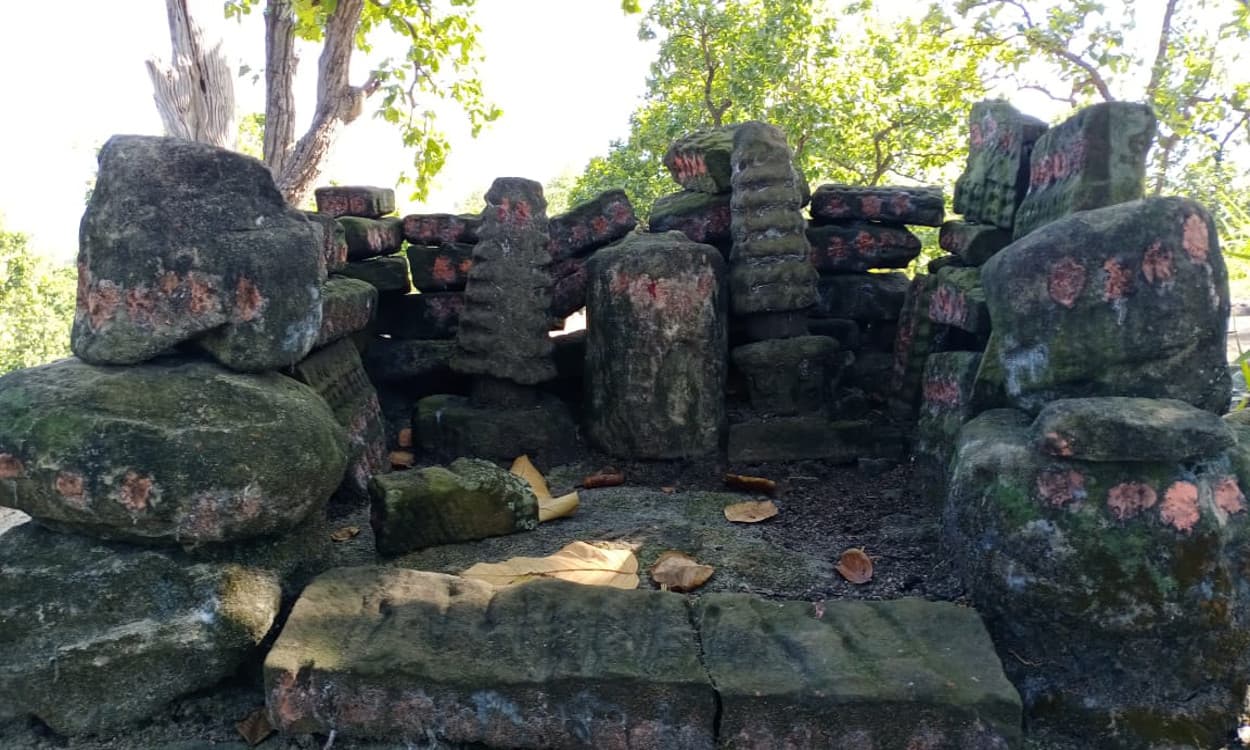 पंकरी बरवाडीह में भगवान बुद्ध की सैकड़ों मूर्तियां खुले आसमान के नीचे पड़ी, सुध लेने वाला कोई नहीं