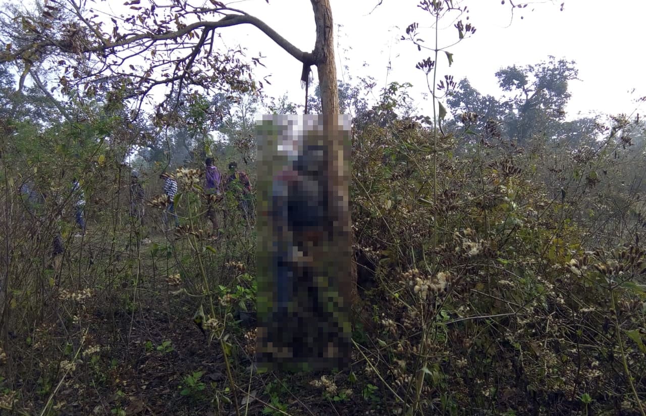 बोकारो के जंगल में मफलर से लटका मिला अधेड़ का शव