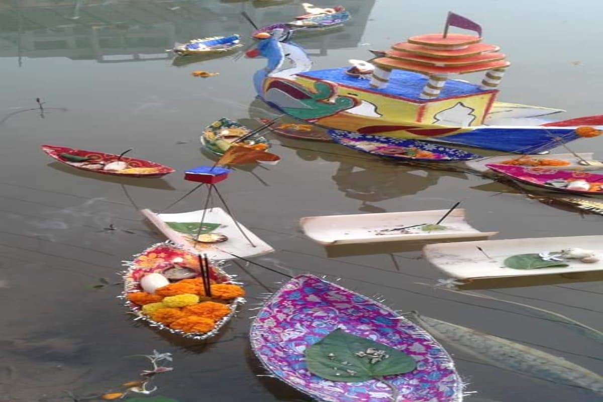 झारखंड: कार्तिक पूर्णिमा पर ओड़िया समुदाय का ‘बोईत बंदाण’ उत्सव, नदी में छोड़ते हैं केले के छिलके से तैयार नाव