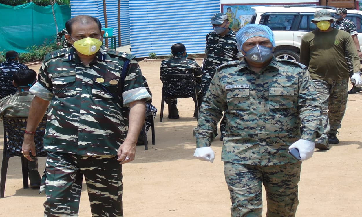 Lockdown Jharkhand : उग्रवाद प्रभावित झुमरा पहाड़ क्षेत्र का बोकारो SP ने किया दौरा, तैनात जवानों का बढ़ाया हौसला