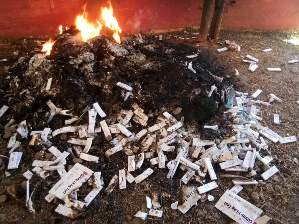 Jharkhand News: खुले में जलाये जा रहे हैं कोरोना की जांच करने वाले रैपिड टेस्ट किट और एंटीजन किट