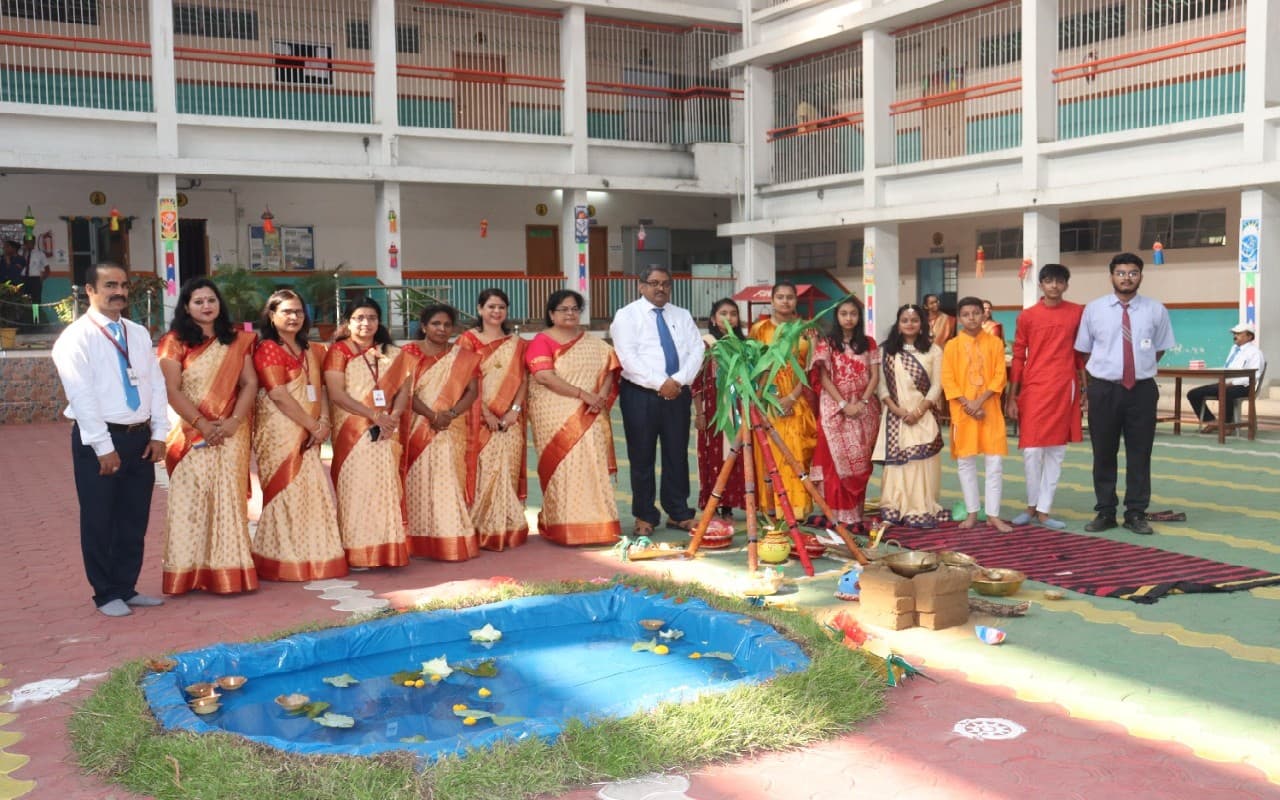 बोकारो के श्री अय्यप्पा पब्लिक स्कूल में दिखा छठ घाट का नजारा, रंग-बिरंगी रंगोली ने मोहा मन