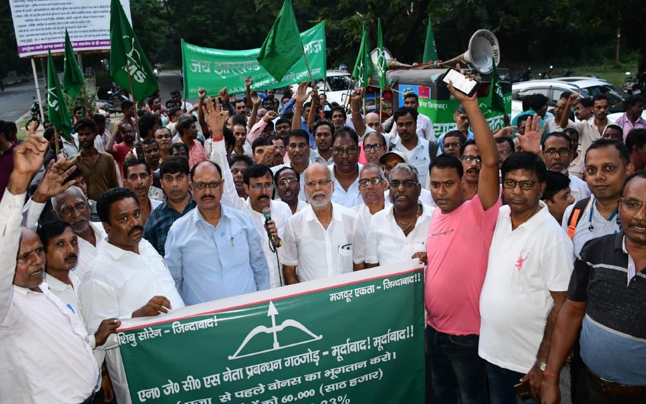 बोकारो सेल के मजदूरों को दुर्गा पूजा से पहले बोनस नहीं मिलने पर किया प्रदर्शन