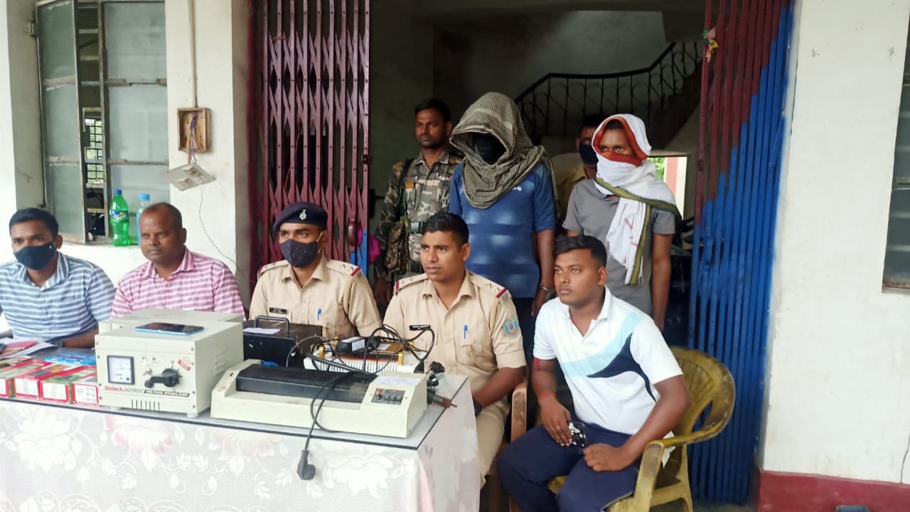 बोकारो के महुआटांड़ में मोबाइल ट्रेसिंग से चोरों की हुई गिरफ्तारी, कार समेत अन्य सामान बरामद