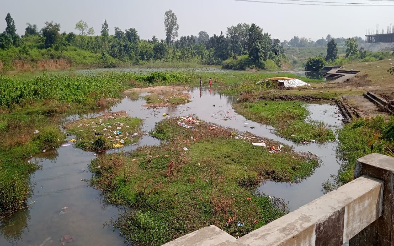बोकारो के गोमिया के छर छरिया धाम तालाब में कभी होती थी बोटिंग, अब बनता जा रहा मैदान
