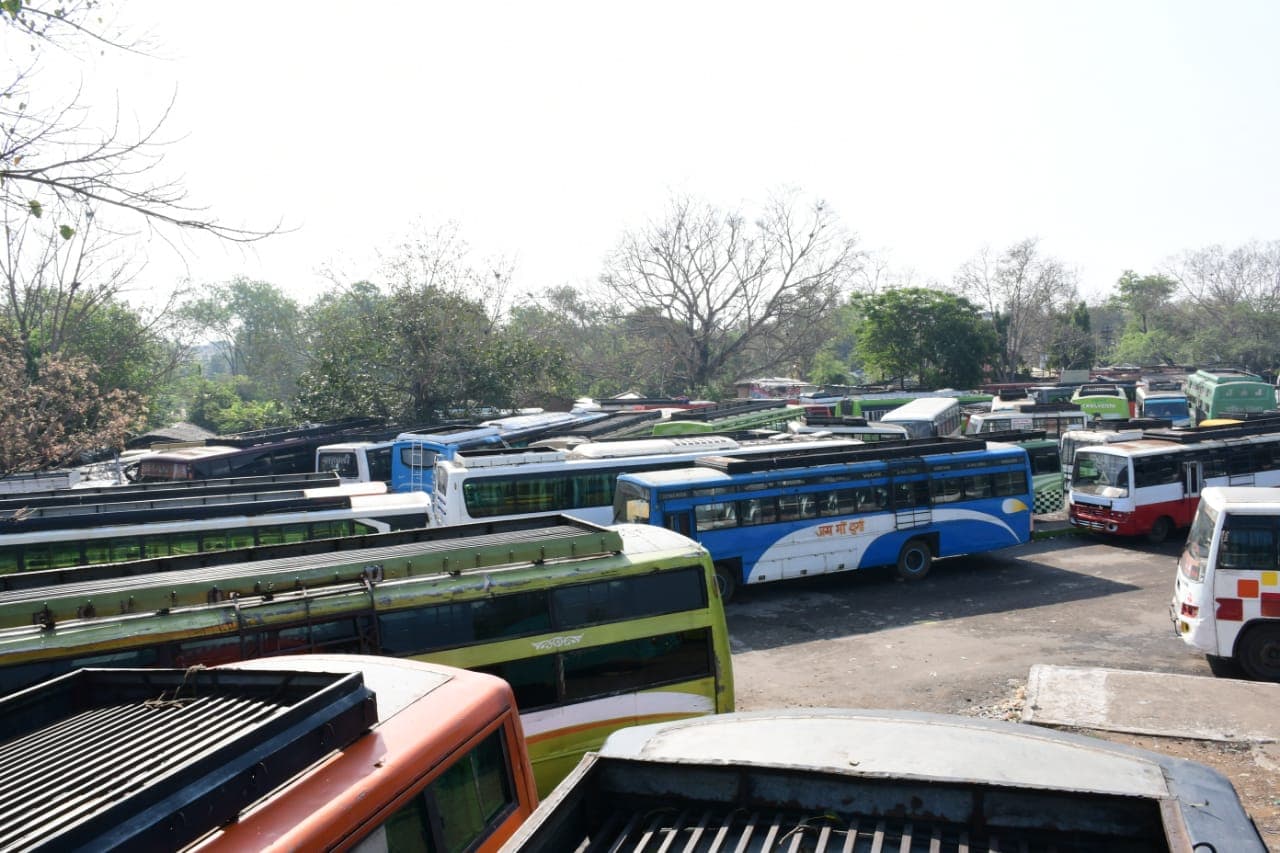 बसों का परिचालन ठप: मीठापुर बस स्‍टैंड बंद करने को लेकर बस कर्मी नाराज,नए टर्मिनल पर जाने को तैयार नहीं