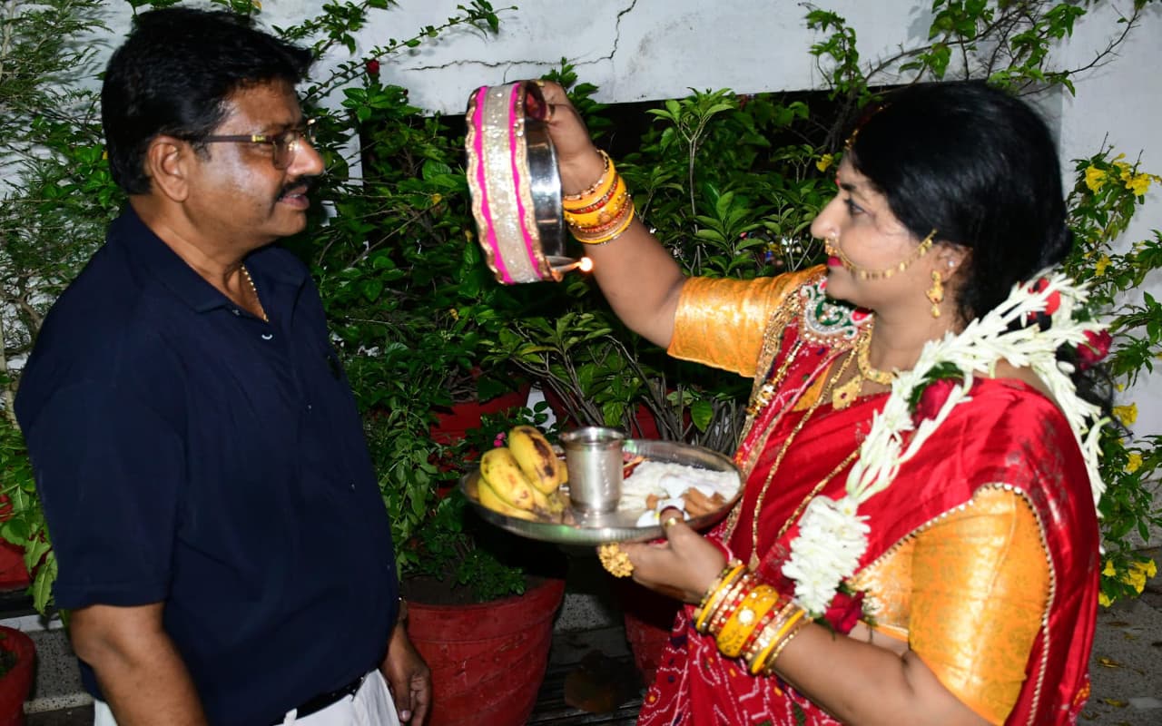 Karwa Chauth 2022: चांद के दीदार के साथ झारखंड में भी सुहागिनों का करवा चौथ व्रत संपन्न, देखें Pics