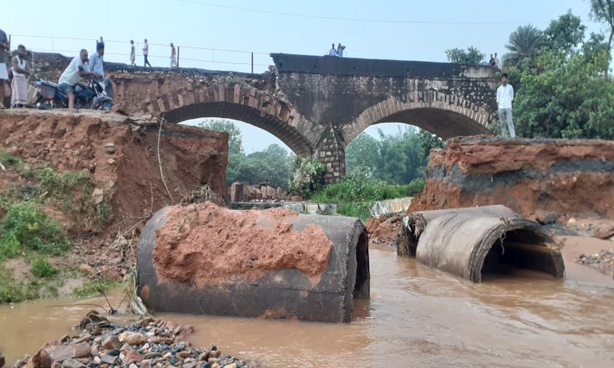 नावाडीह में जर्जर पुल बारिश में बहा, बोकारो-गिरिडीह के बीच टूटा संपर्क