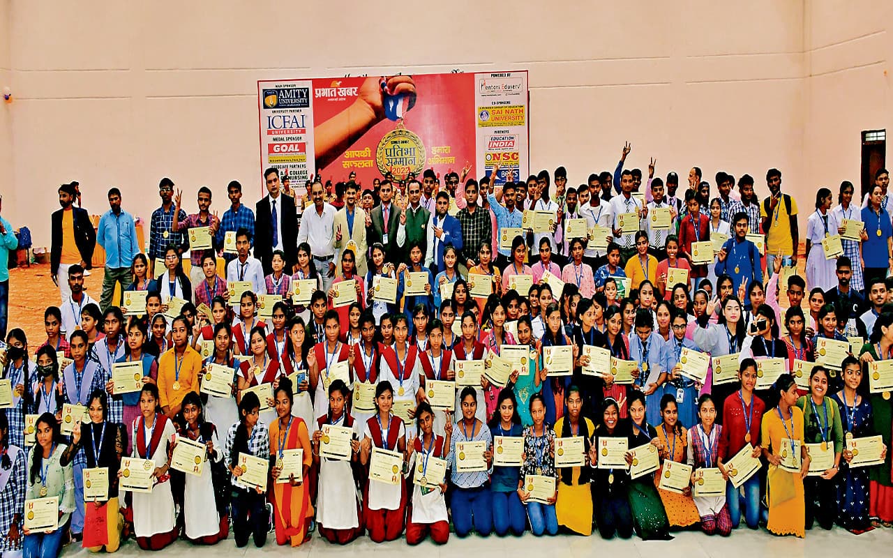 Prabhat Khabar Pratibha Samman: बोकारो में सम्मान पाकर मेधावी विद्यार्थी और उनके Parents के चेहरे खिले