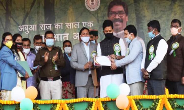 Jharkhand Government 1 Year : विकास मेले के अवसर पर बोकारो जिला प्रसाशन ने 135 कोरोना वाॅरियर्स को किया सम्मानित