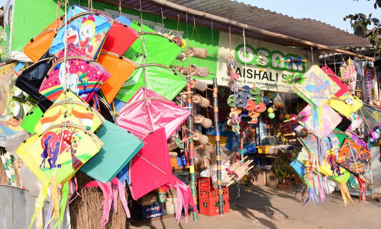 Makar Sankranti 2021 : मकर संक्रांति पर स्‍पाइडर मैन और डोरेमॉन आसमान में उड़ने को तैयार, डिजाइनर पतंगों से सजी दुकानें