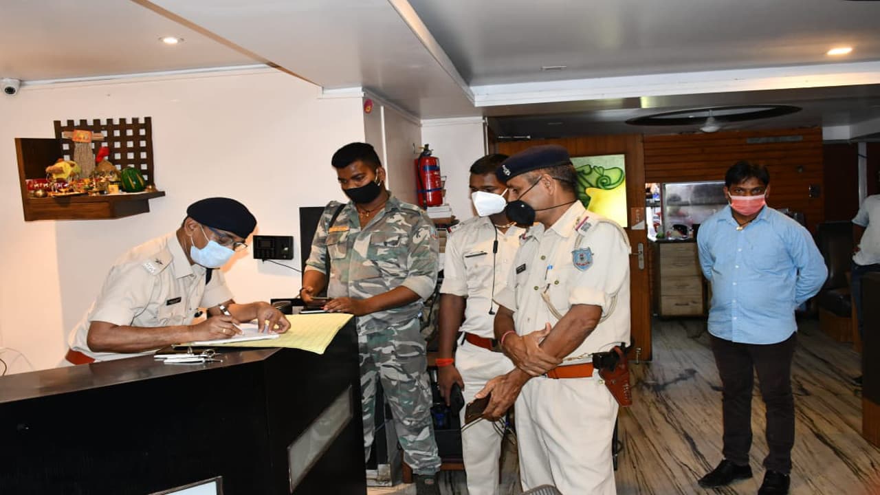 बोकारो के एक होटल में युवती ने की खुदकुशी, कमरे से पुलिस को मिला सुसाइड नोट, जानें दो पन्ने के इस नोट्स में किस पर लगा आरोप