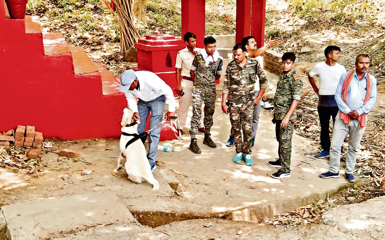 झारखंड : बोकारो के लुगू पहाड़ी में हनुमान मंदिर से मूर्ति चोरी, विरोध में ललपनिया की दुकानें रहीं बंद