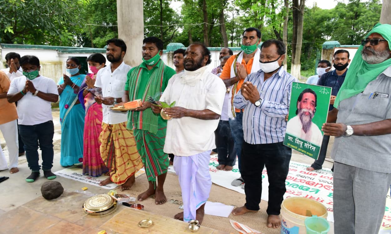 जाहेर थान से लेकर भोलेनाथ की शरण में शुभचिंतक, पूर्व सीएम शिबू सोरेन और पत्नी रूपी सोरेन के जल्द ठीक होने की कर रहे हैं प्रार्थना