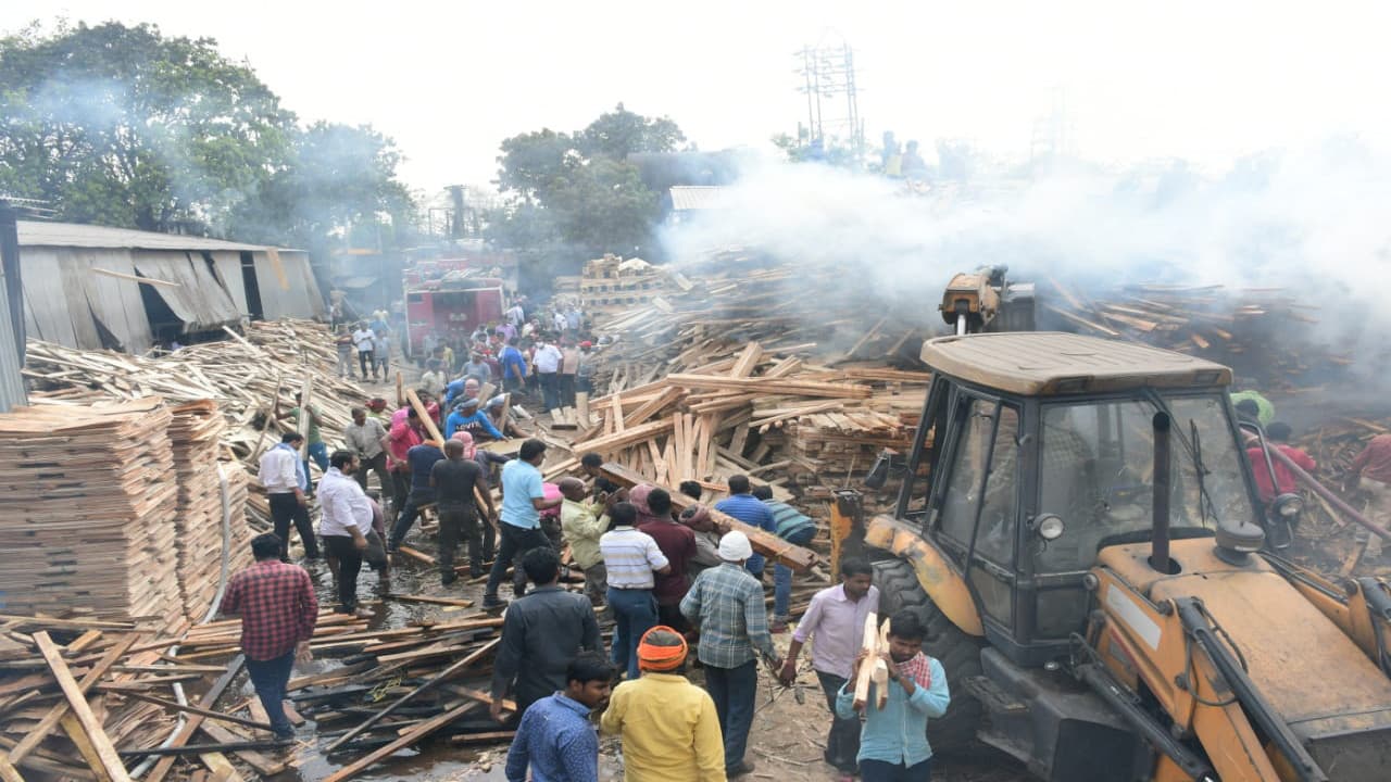 Jharkhand News : बोकारो टिंबर में एक बार फिर लकड़ी की ढेर में लगी आग, 4 दमकल की गाड़ियां आग बुझाने में जुटी