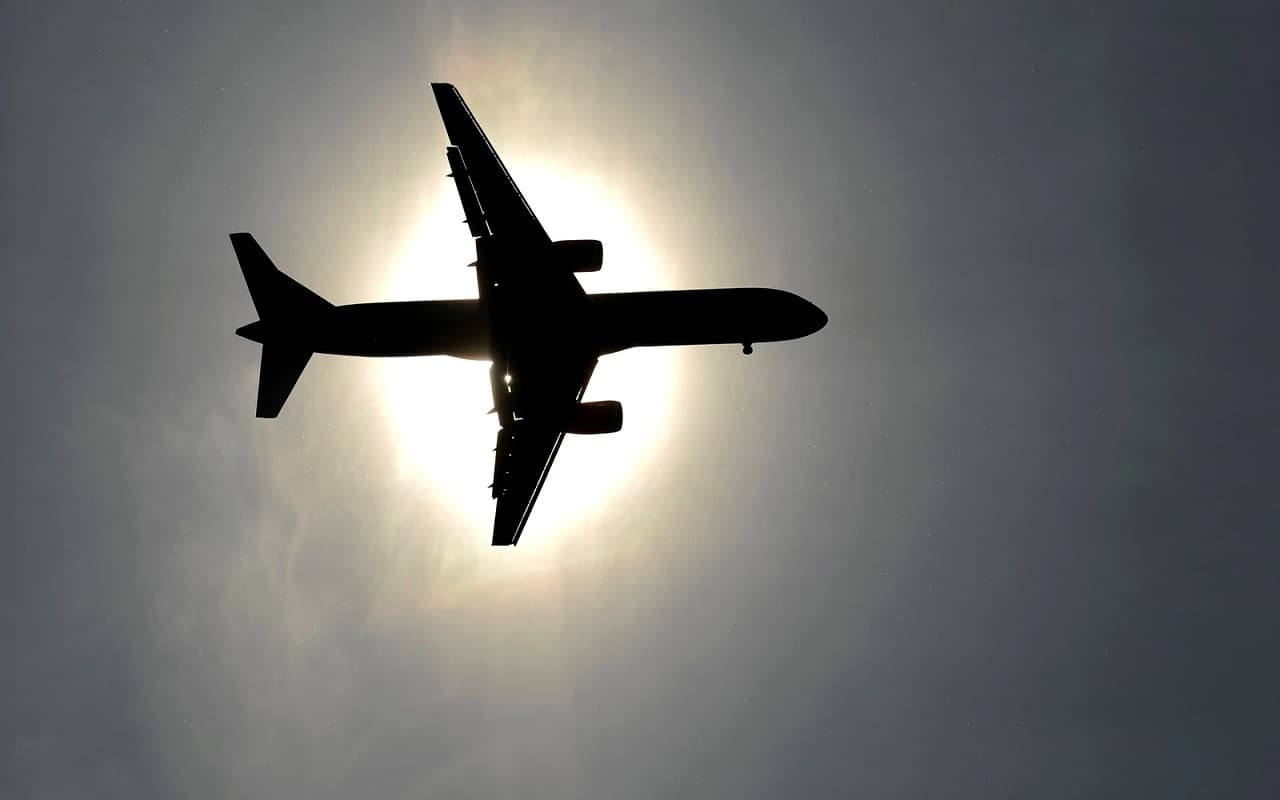 Bomb In Flight: मॉस्को से दिल्ली आ रही फ्लाइट में बम की सूचना से हड़कंप, फ्लाइट की जांच जारी