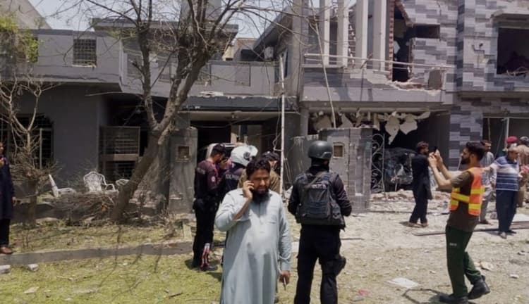 पाकिस्तान : मुंबई हमले के मास्टर माइंड हाफिज सईद के घर के बाहर धमाका, तीन मरे, 20 घायल