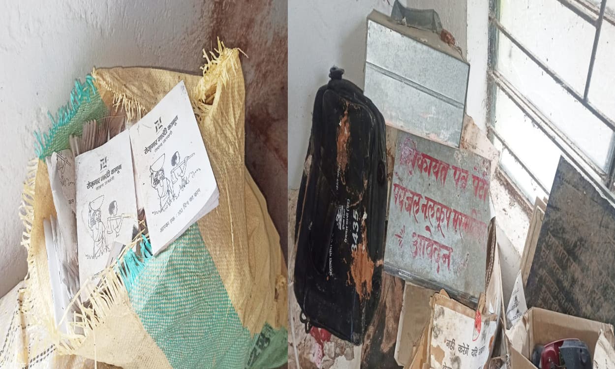 रोजगार गारंटी कानून की किताबें बोरा में बंद, तो गुमला ब्लॉक में शिकायत पत्र पेटी कबाड़ में फेंका
