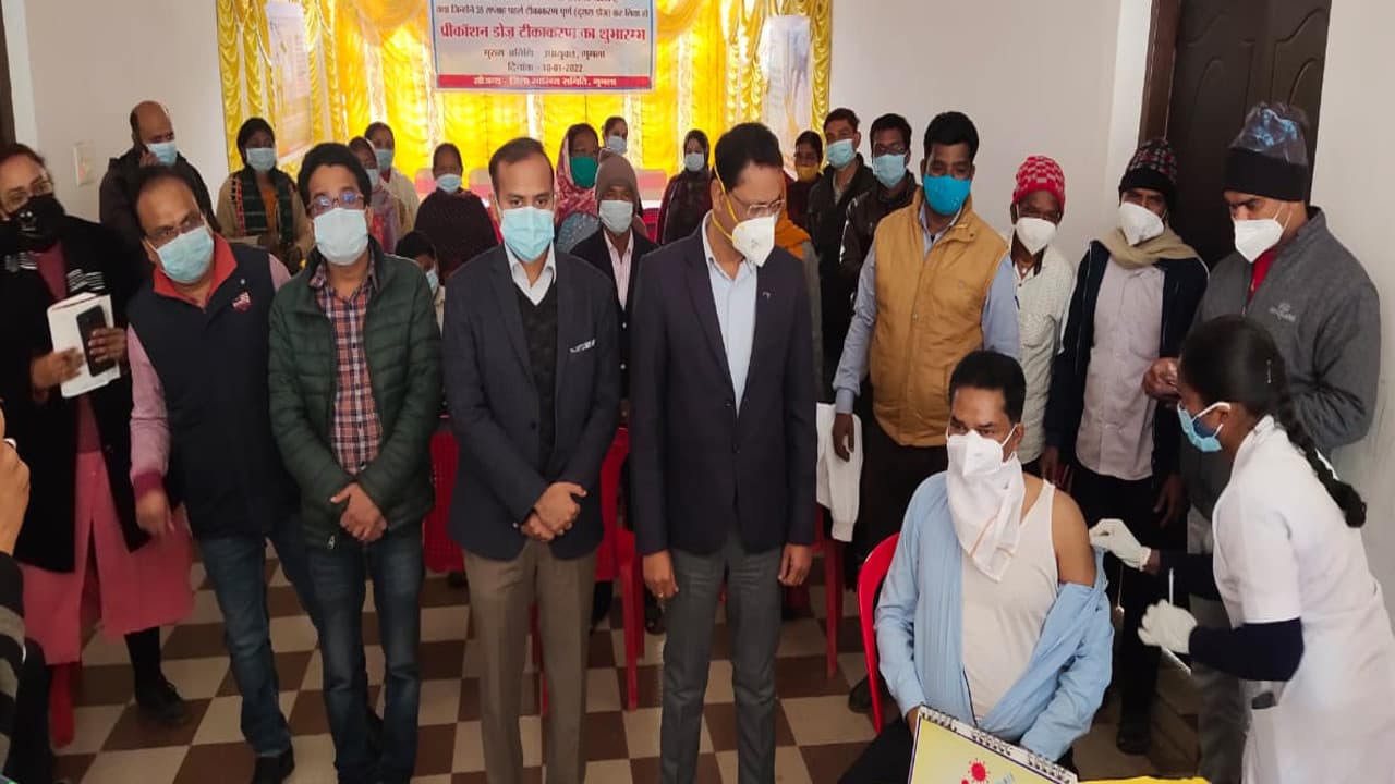 60 प्लस समेत अन्य के लिए शुरू हुआ बूस्टर डोज, गुमला डीसी बोले- कोरोना से बचने के लिए वैक्सीन जरूरी 60 प्लस समेत अन्य के लिए शुरू हुआ बूस्टर डोज, गुमला डीसी बोले- कोरोना से बचने के लिए वैक्सीन जरूरी