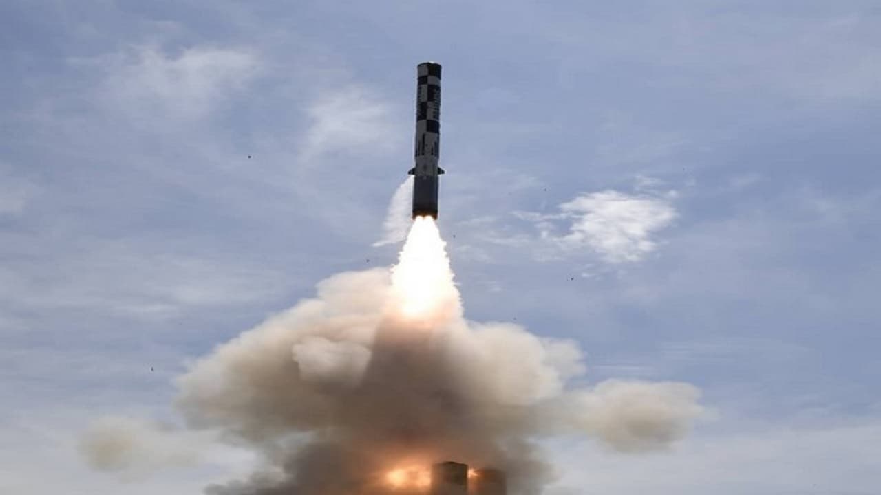 BrahMos Missile Misfire: एयर फोर्स ने पाकिस्तान पर मिसाइल छोड़ने वाले अफसरों को क्यों काम से हटा दिया?