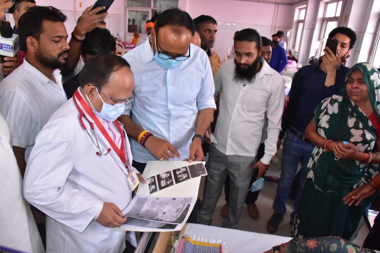 KGMU News: क्या हुआ जब डिप्टी सीएम ब्रजेश पाठक अचानक ही जा पहुंचे केजीएमयू? मरीजों से किया ये बड़ा वादा