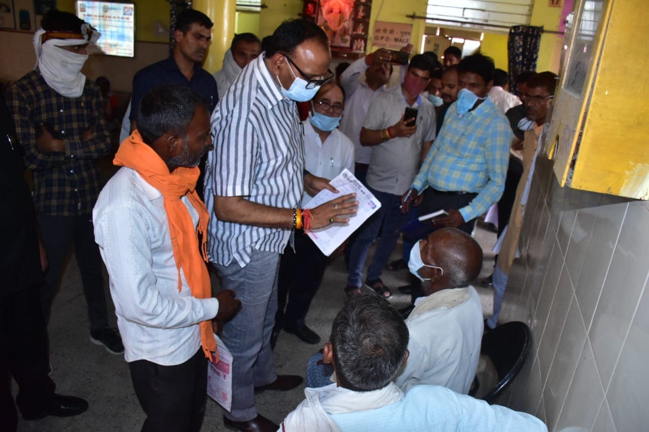 डिप्टी CM ब्रजेश पाठक ने बछरावां CHC में मारा छापा, मरीजों से जाना डॉक्टर्स का ‘हाल’, फिर लगाई ‘क्लास’
