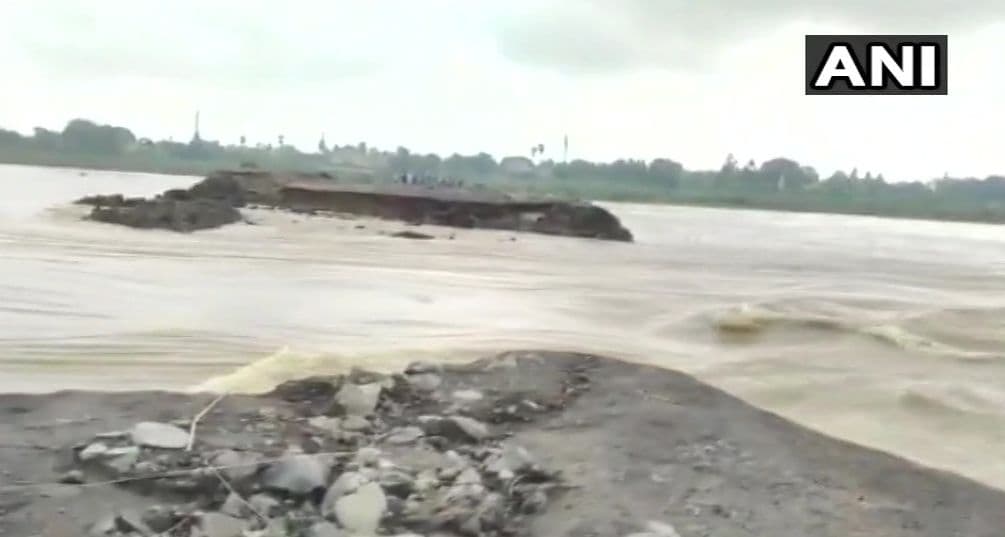 पश्चिम बंगाल में भारी बारिश से पुल बहा, बर्दवान और बीरभूम का संपर्क कटा