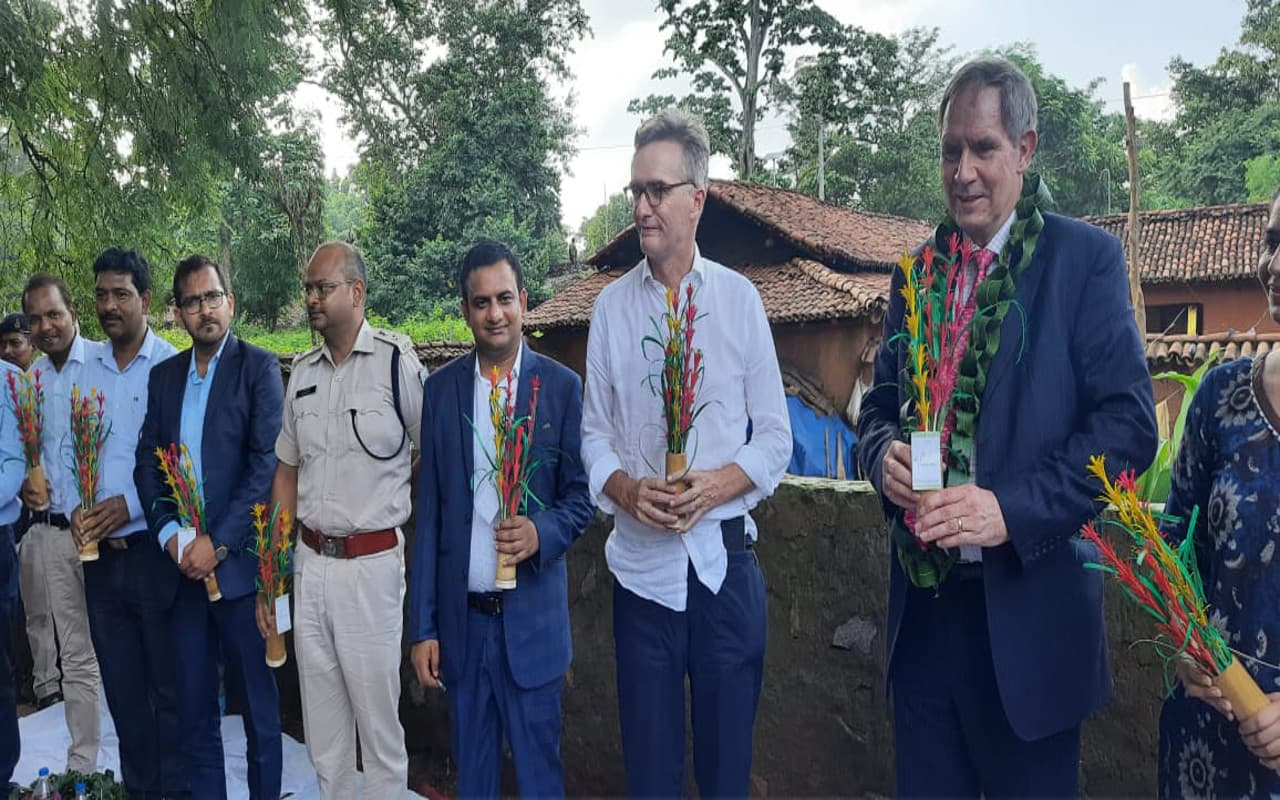 ब्रिटिश हाई कमिश्नर पहुंचे खूंटी, ग्रामीणों ने किया पारंपरिक अंदाज में स्वागत, भाया झारखंडी परंपरा
