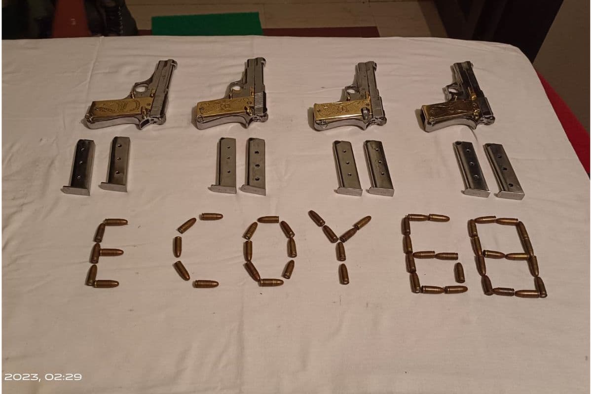 अंतर्राष्ट्रीय सीमा से हथियारों की तस्करी नाकाम, 
बीएसएफ ने 4 पिस्तौल, 8 मैगजीन व 50 कारतूस किये जब्त