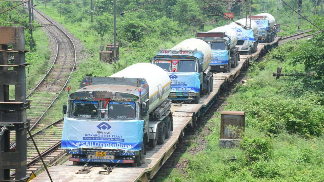 Oxygen Express News : BSL से मेडिकल ऑक्सीजन का 5 टैंकर उत्तर प्रदेश के लिए रवाना, टूटते सांसों का बना सहारा