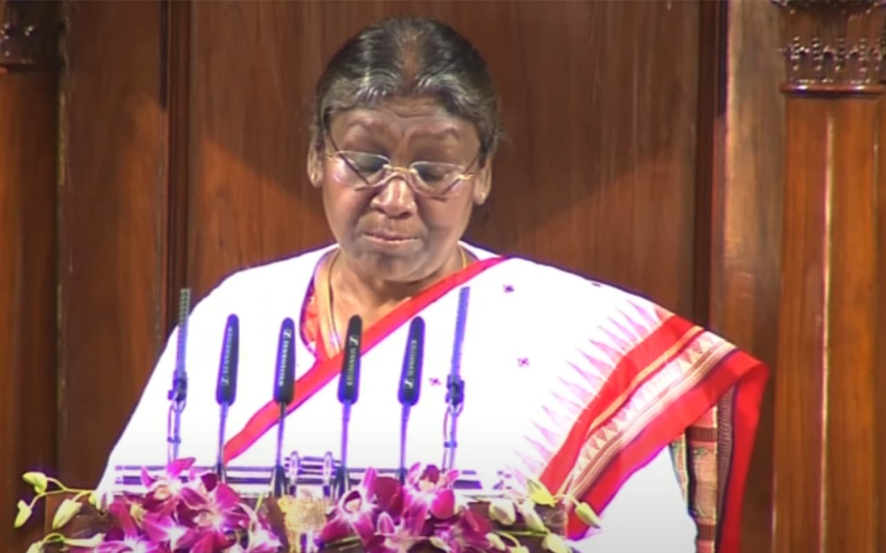 संसद का बजट सत्र शुरू, लाल पाड़ साड़ी में नजर आईं राष्ट्रपति द्रौपदी मुर्मू, यहां देखें लाइव वीडियो