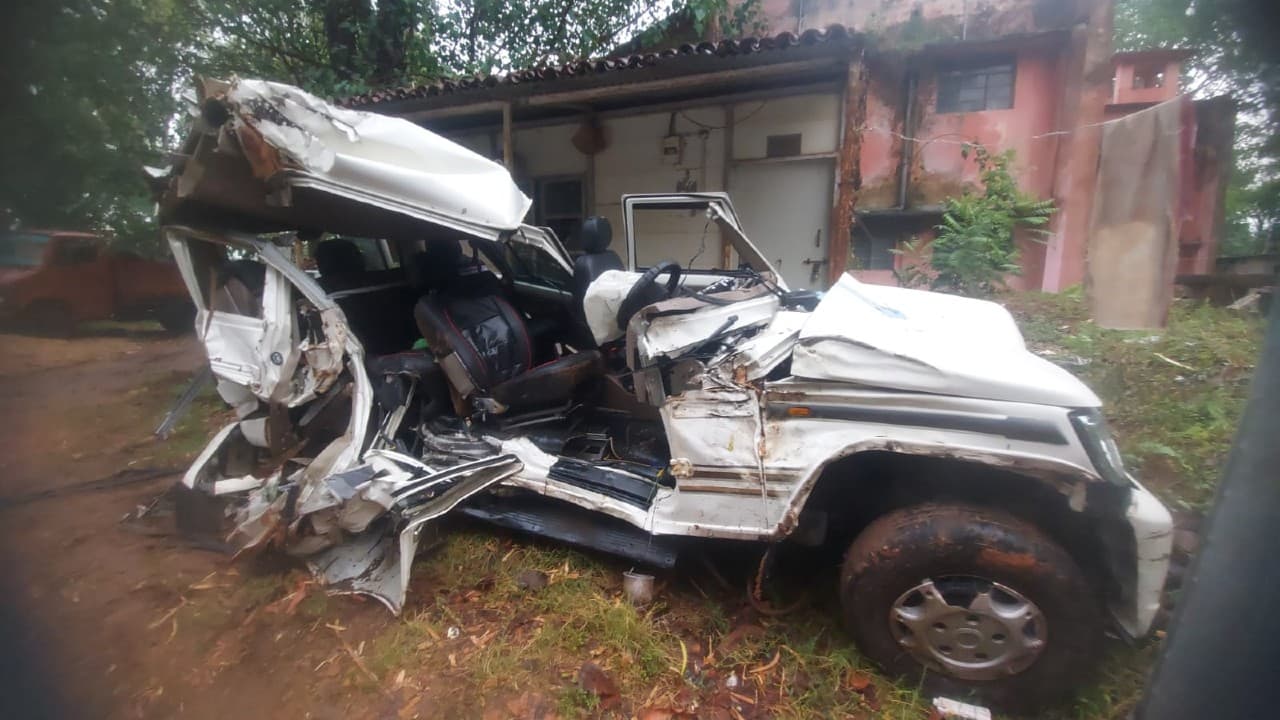 अनियंत्रित बोलेरो पेड़ से टकरायी, तीन की मौत, एक घायल