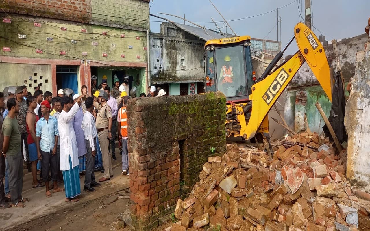 बोकारो के धनघरी गांव के 10 घरों में चला प्रशासन का बुलडोजर, जानें क्या है वजह