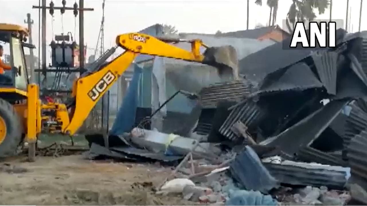 Bulldozer Action in Assam: असम के नागांव में 980 बीघा सरकारी जमीन पर चला बुलडोजर, गिराए गए अवैध कब्जे