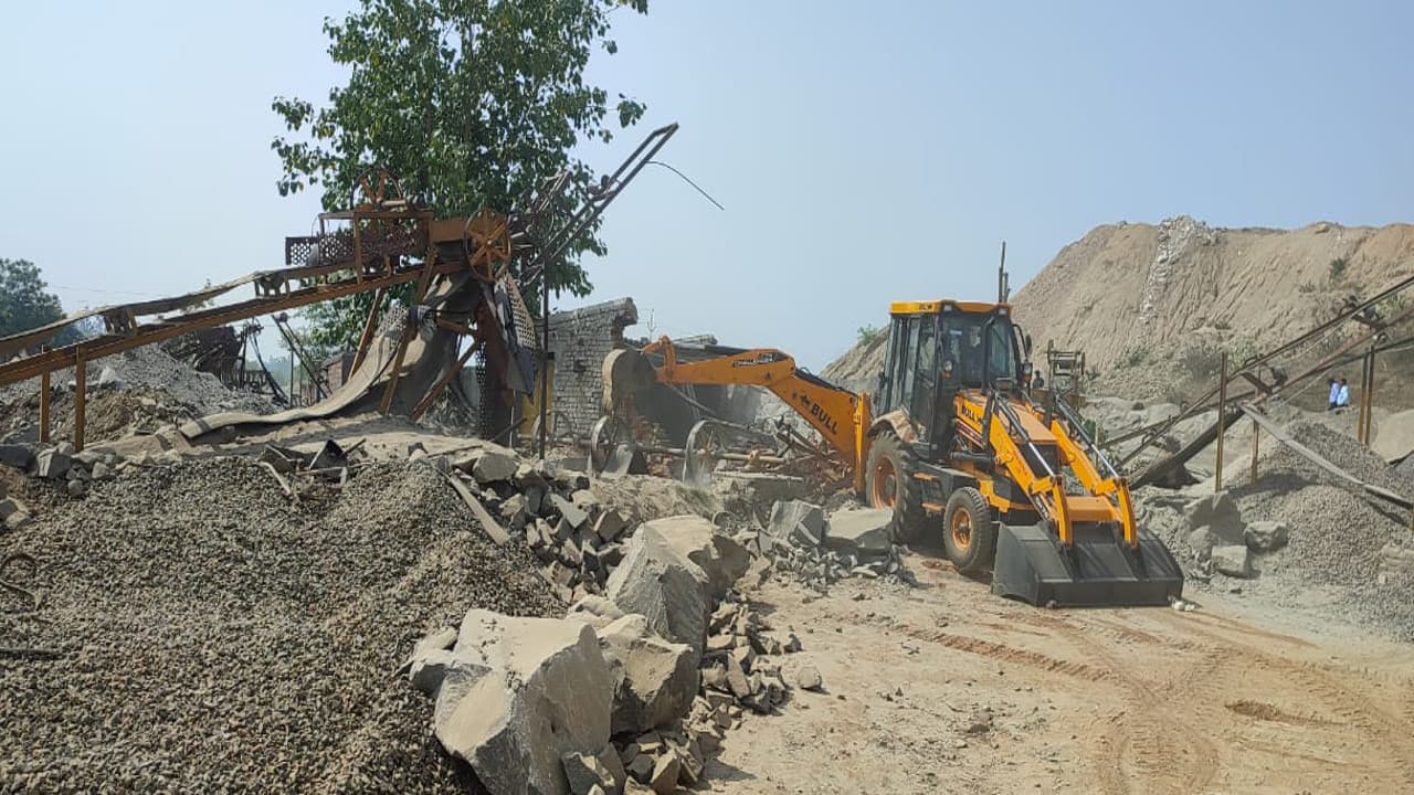 कोडरमा के नवलशाही में अवैध 41 क्रशर के खिलाफ कार्रवाई, लोहरदगा में भी चला बुलडोजर