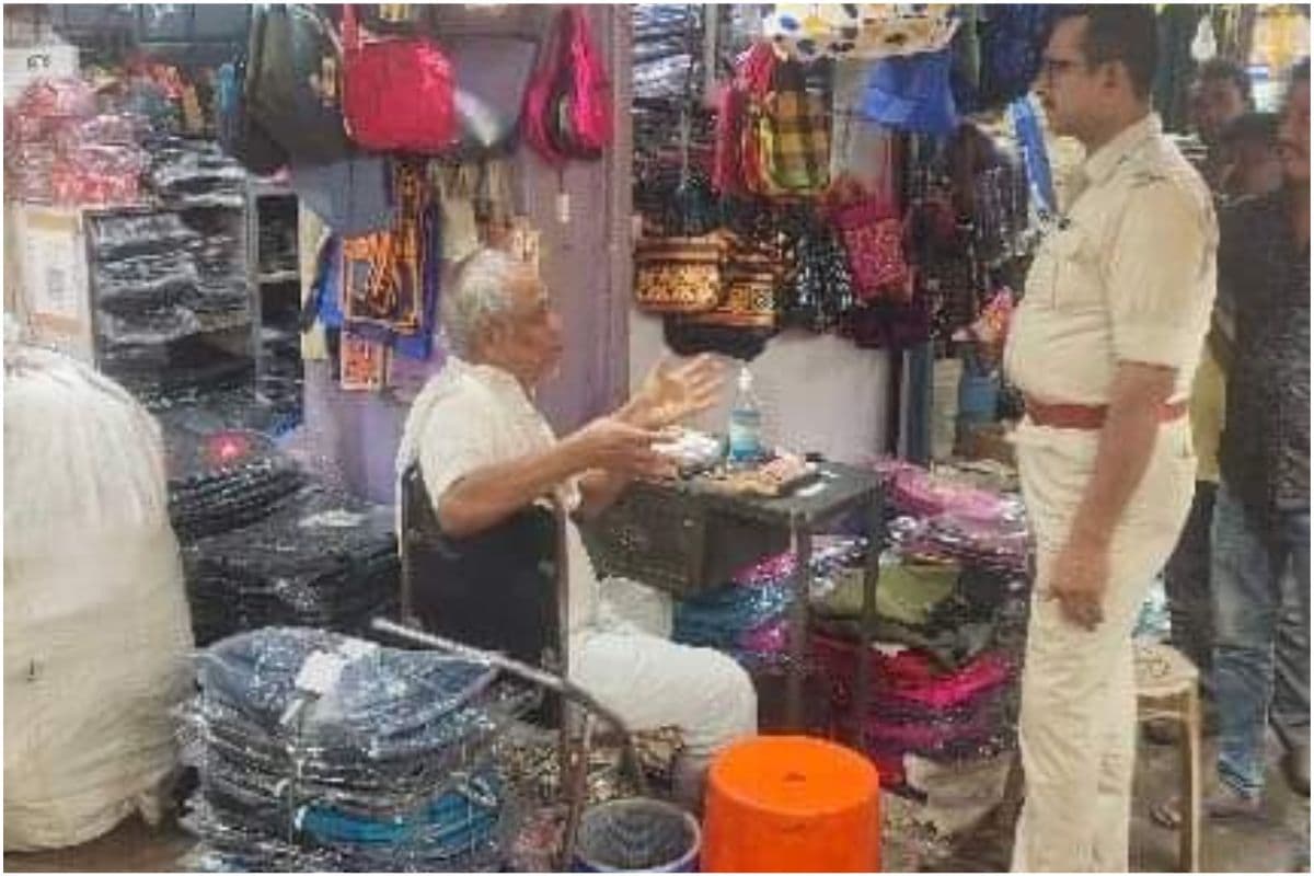 बर्दवान बाजार में पुलिस का छापा, सैकड़ों नकली ब्रांडेड बैग जब्त