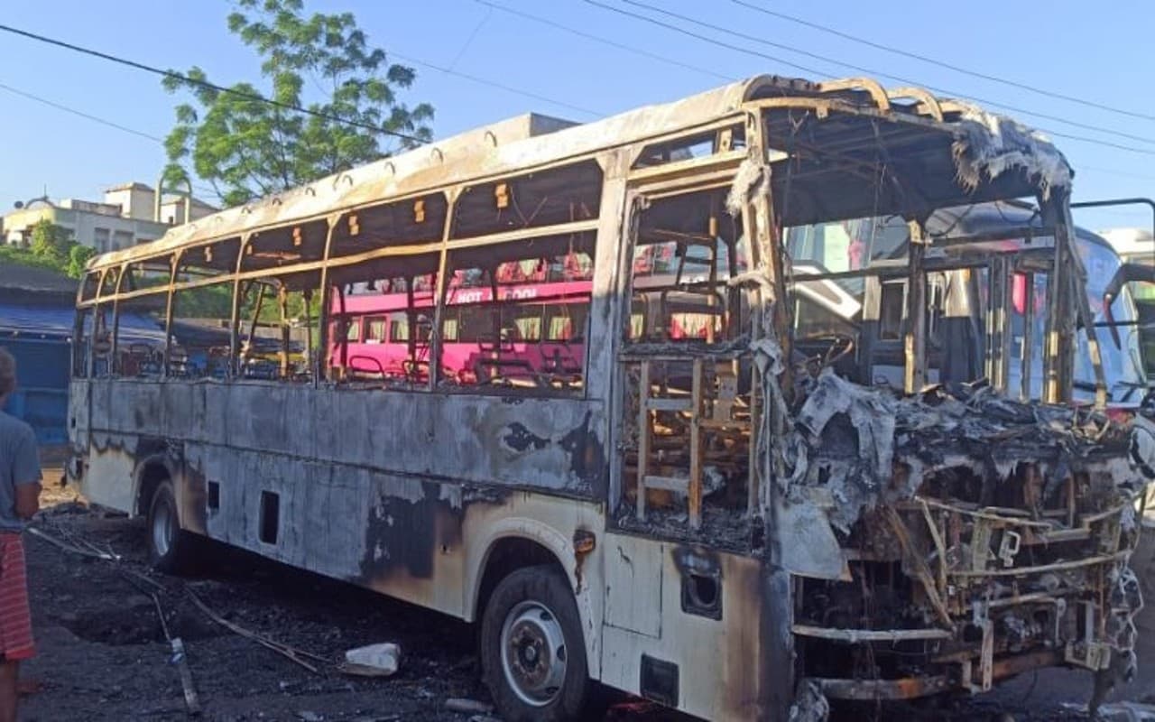 रांची में दिवाली की रात खादगढ़ा बस स्टैंड में बस जलकर राख, ड्राइवर-खलासी जिंदा जले, सीएम ने जताया शोक