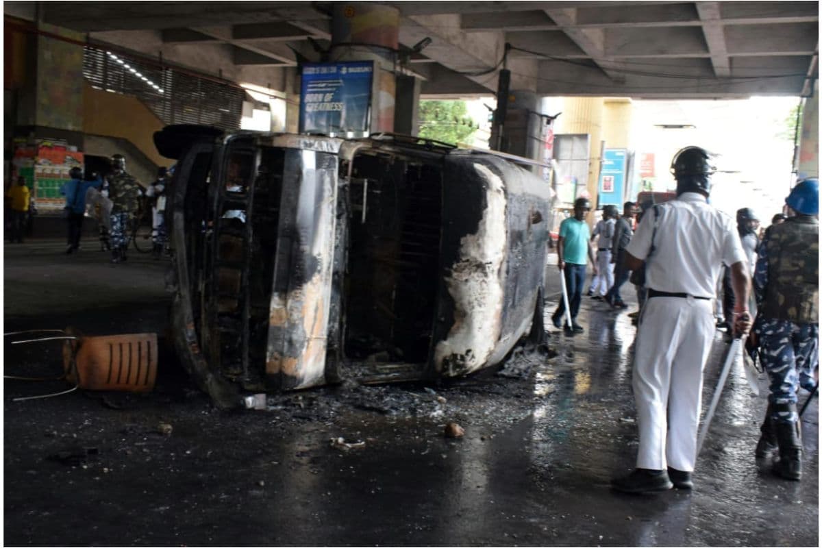 बंगाल : बेहला में भयावह सड़क दुर्घटना में छात्र की मौत के बाद पुलिस हुई अर्लट,लगाये गये ड्रॉप गेट,10 गिरफ्तार