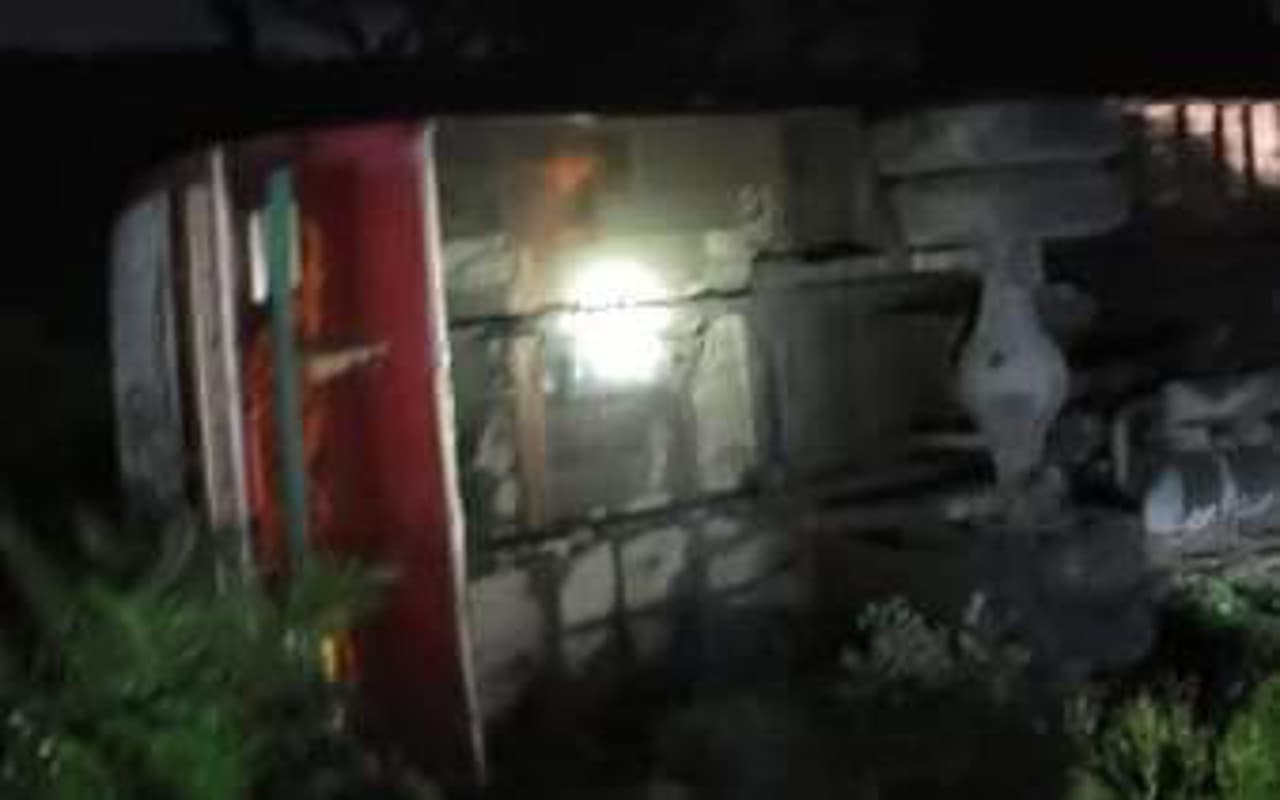 West Bengal News: पूर्व बर्दवान के रायपुर के पास तेज गति से जा रही बस पलटी, 20 यात्री घायल