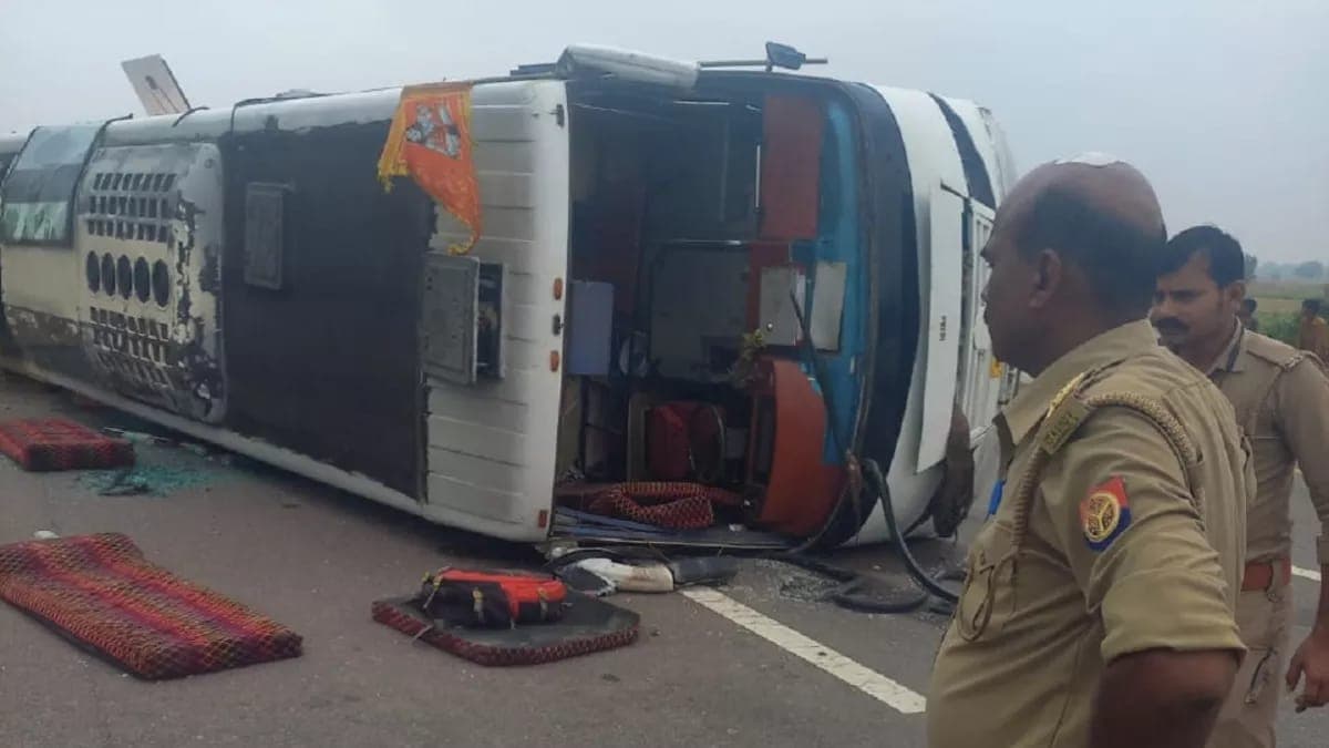 आगरा-लखनऊ एक्सप्रेस वे पर अनियंत्रित होकर बस पलटी, 13 यात्रियों की हालत गंभीर