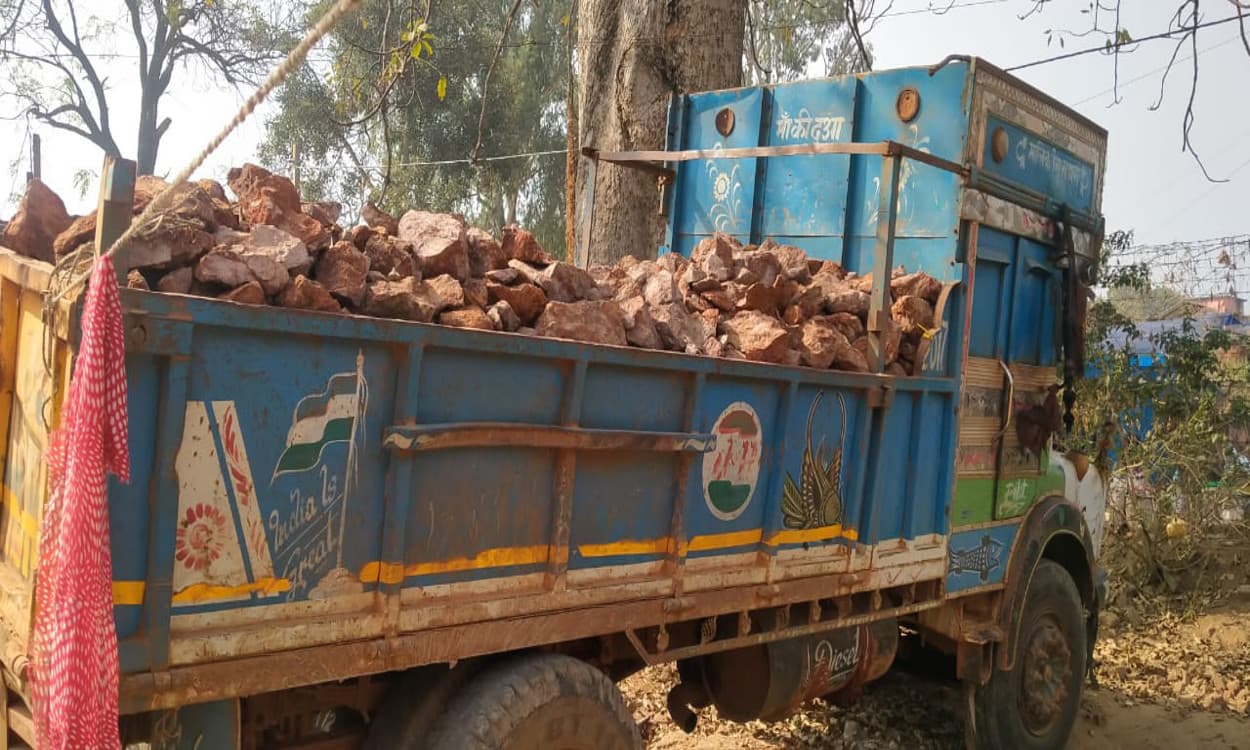 घाघरा में पुलिस को चकमा देकर बॉक्साइट माफिया बबलू फरार, अवैध उत्खनन और डंपिंग करते 2 ट्रक जब्त