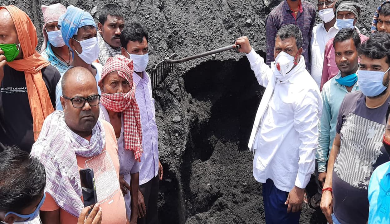 रजरप्पा में 4 माह बाद स्लेरी लोडिंग शुरू, सांसद ने किया उद्घाटन, कहा-  मजदूरों के चेहरे पर मुस्कान लाना प्राथमिकता