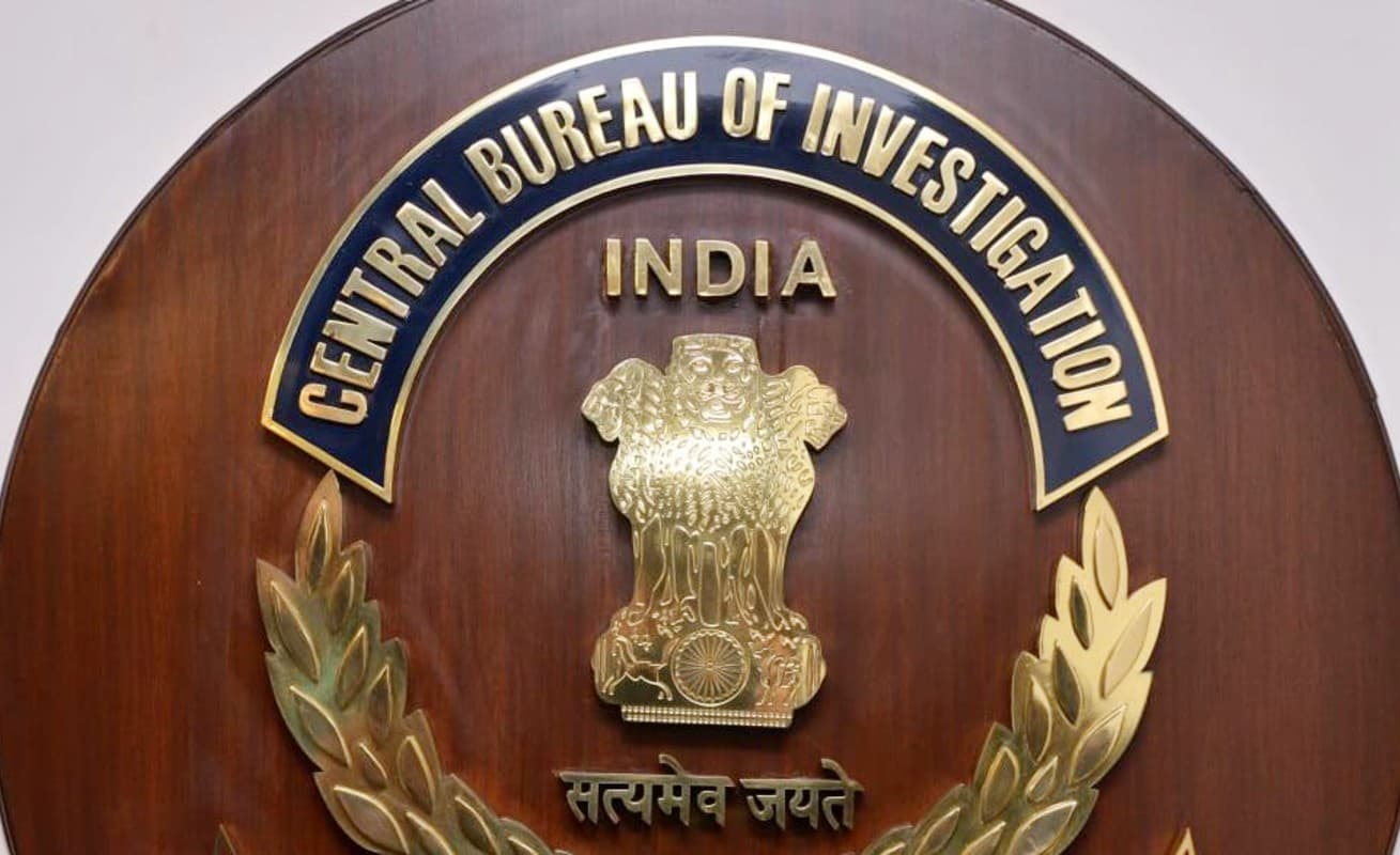 आय से अधिक संपत्ति मामला: दिल्ली, चंडीगढ़, गुरुग्राम समेत 19 ठिकानों पर CBI की रेड, 20 करोड़ रुपये नकद जब्त