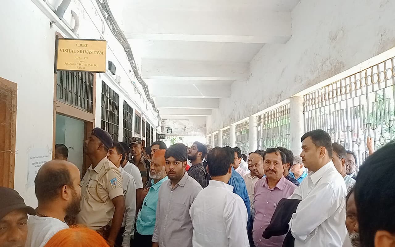 चारा घोटाला मामला : पूर्व विधायक गुलशन लाल आजमानी सहित 88 दोषी करार, 35 बरी