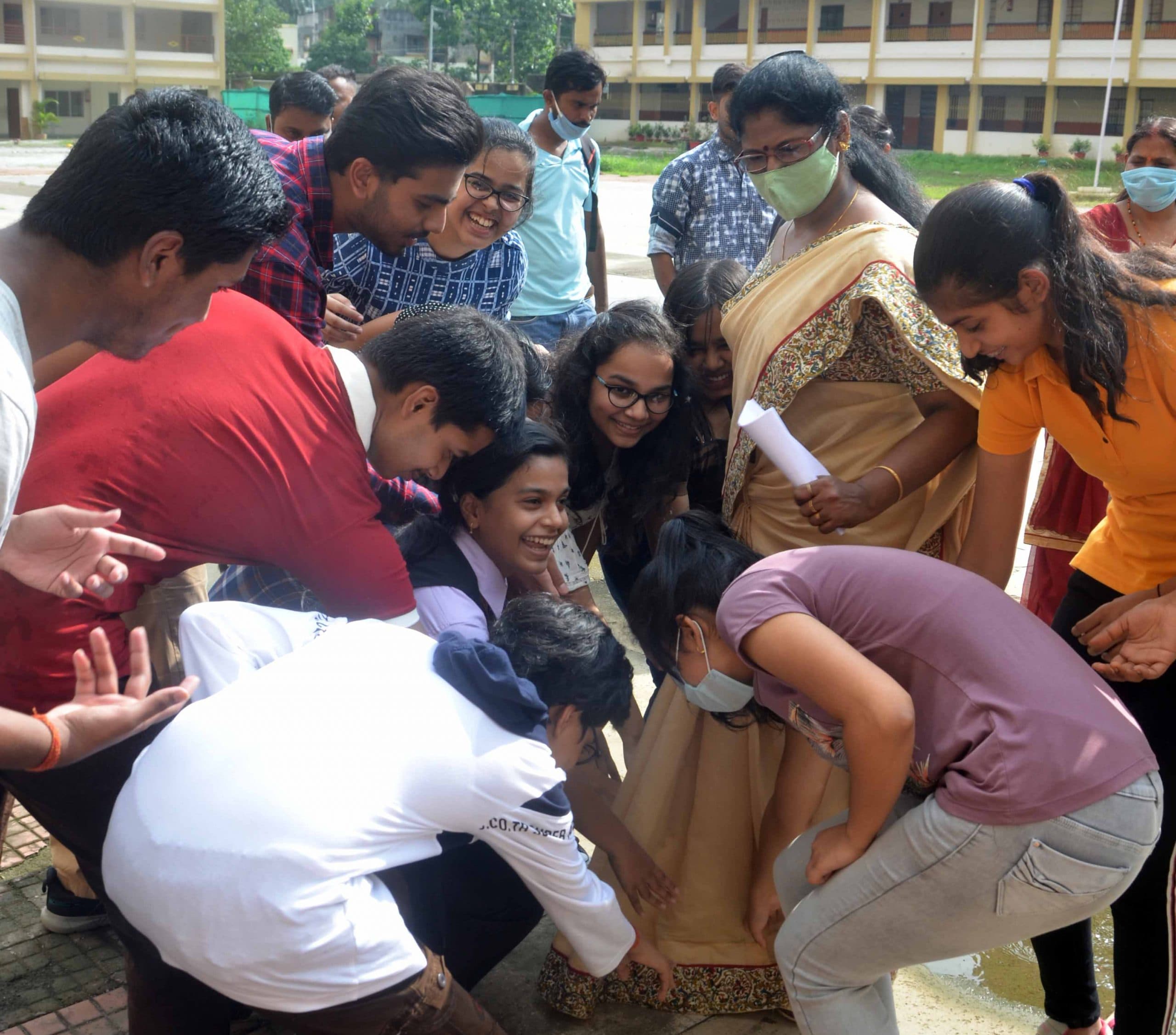 CBSE दसवीं की परीक्षा में बेटियों का जलवा, 91.88 प्रतिशत छात्राएं और 89.88 फीसदी छात्र हुए पास, पहली बार आदिवासी लड़की बनी टॉपर